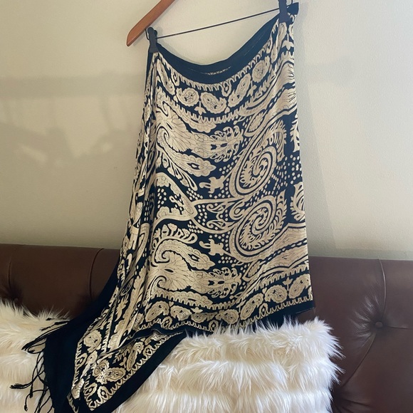 Women’s Shawl/ Wrap - Picture 4 of 4